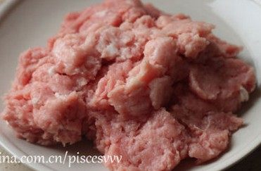 香菇贡丸,将所有瘦肉打成肉糜,肥肉也搅打成糜