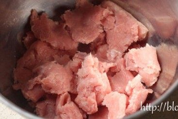 香菇贡丸,冷冻到肉糜结块取出,用手将肉糜掰开成小块放入搅拌桶