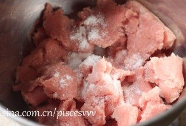 香菇贡丸,加入盐,先慢速后逐渐提高速度,在肉糜不飞溅的情况下,高速搅打肉糜