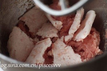 香菇贡丸,将冷冻后的肥肉掰开放入,继续搅拌均匀