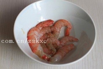 鲜虾土豆焗饭,<a style='color:red;display:inline-block;' href='/shicai/ 296'>大虾</a>洗好,剥壳,用少许盐和胡椒粉腌制一会儿