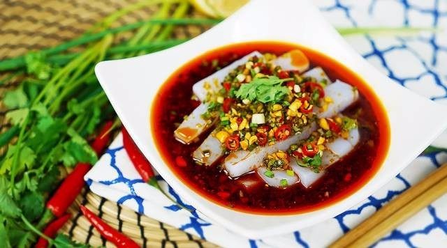 安心凉粉轻松做,撒上熟花生碎,即可享用