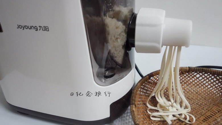 简简单单一碗番茄面,九阳面条机三分钟就出面又快又省心,面条根根分明,撒一点点粉 其实水分合适不撒也没什么关系,面条机是下出面不容易黏连