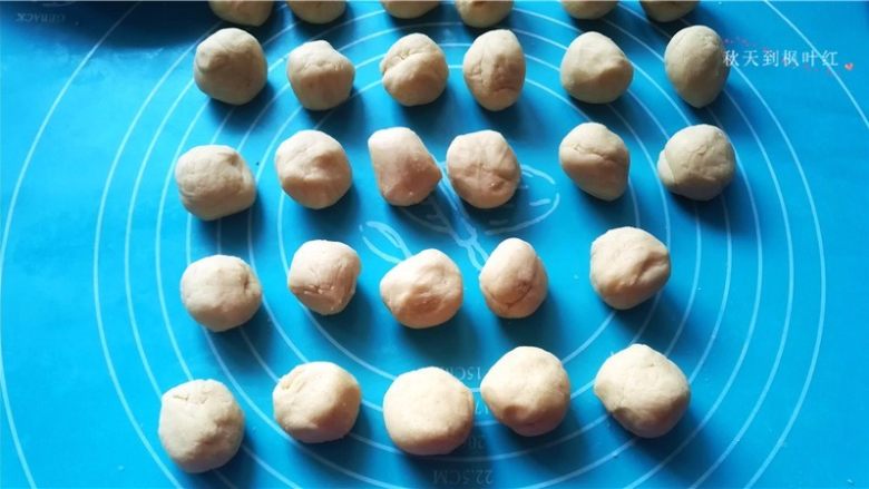 提拉米苏小饼干,分成15克一个的小剂子;