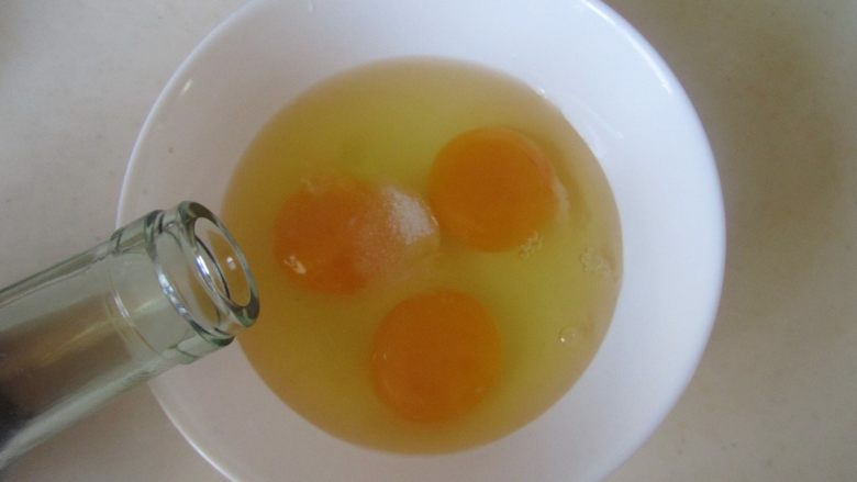 苦瓜炒鸡蛋,<a style='color:red;display:inline-block;' href='/shicai/ 9'>鸡蛋</a>打入碗中, 加入适量的盐和1勺料酒;