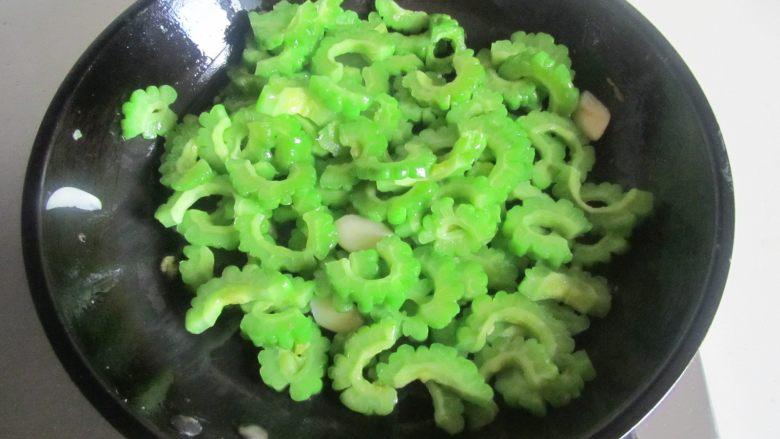 苦瓜炒鸡蛋,再腌制过挤去部分汁水的苦瓜片进去翻炒;