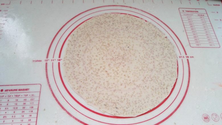 鸡内金焦馍（驻马店传统美食）,用小擀面杖把面剂擀成厚薄大小一致的圆薄片（越薄越好，越薄炕出来越焦，厚薄就是跟芝麻粒的厚薄差不多，甚至比芝麻粒更薄）。