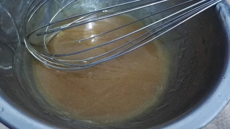 广式枣泥月饼,用打蛋器充分搅拌均匀至乳化状态,此时糖浆微微发白。