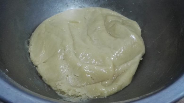 广式枣泥月饼,向搅匀的糖浆中筛入广式月饼预拌粉,用刮刀拌匀成团,静置30分钟。