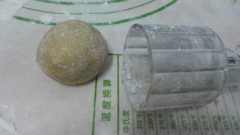 广式枣泥月饼,模具洒粉、面团滚干粉放入模具中（炒熟的面粉）。