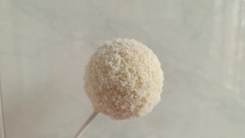 萌萌哒动物棒棒糖蛋糕,也可以简单一点趁热撒上椰蓉和彩色糖珠,完工