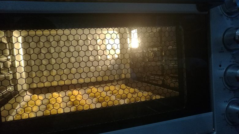 淡奶油曲奇,送入预热好的烤箱,以上下火175度烘烤20分钟至金黄色即可(时间温度仅供参考)