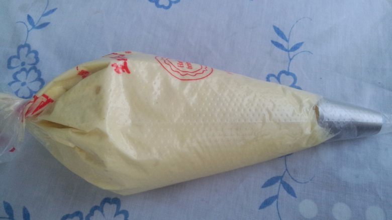 手指饼干,裱花袋剪口,装入中号圆裱花嘴( 没有花嘴的亲克直接裱花袋剪口)。