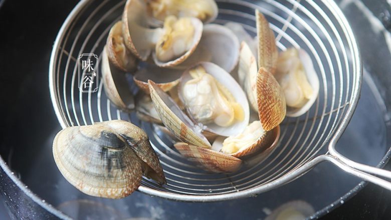 椰子海鲜芝士焗饭,花甲洗干净后放入水中，翻入一小匙盐，焯熟后取出螺肉备用;