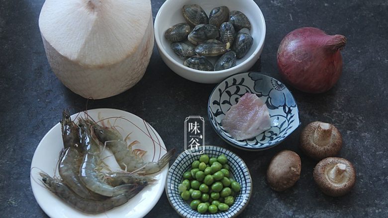 椰子海鲜芝士焗饭,准备好材料;