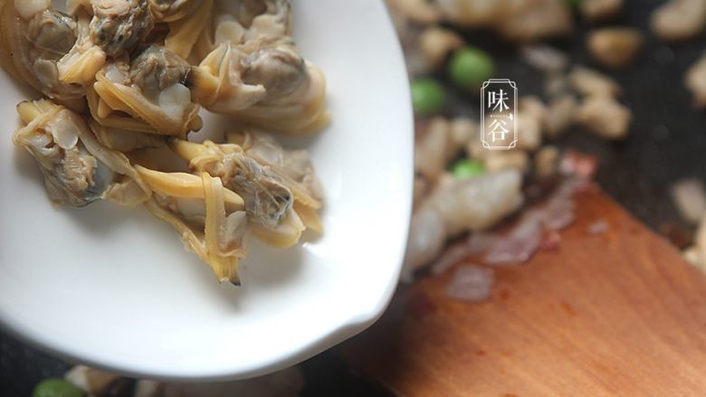 椰子海鲜芝士焗饭,然后倒入花甲肉;