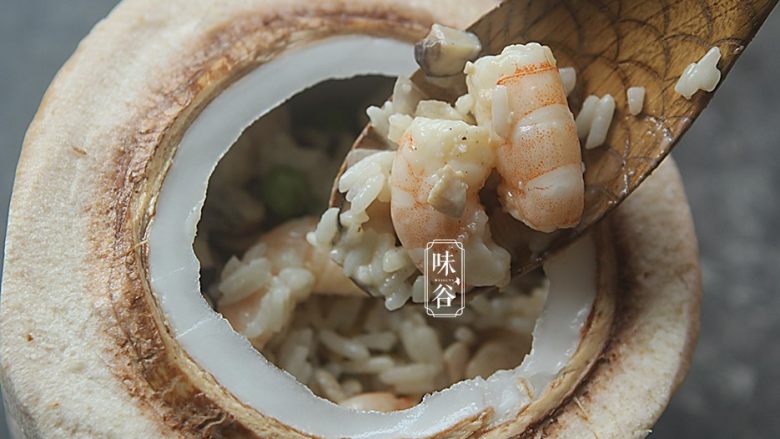 椰子海鲜芝士焗饭,把炒好的饭装入椰青内;