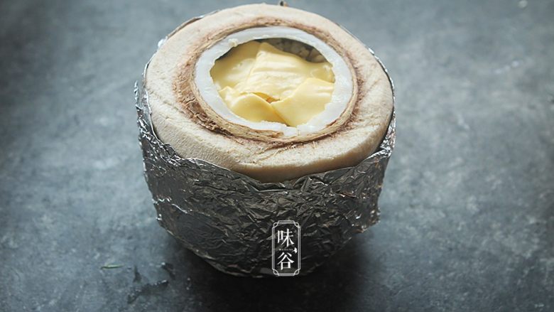 椰子海鲜芝士焗饭,椰青裹上锡纸,在上面铺上<a style='color:red;display:inline-block;' href='/shicai/ 62159'>芝士片</a>,入烤箱,上下火200°20分钟即可。