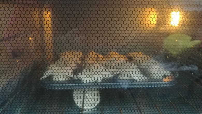 馄饨皮变身花朵包,入烤箱再次以上下火200度烘烤8分钟即可。