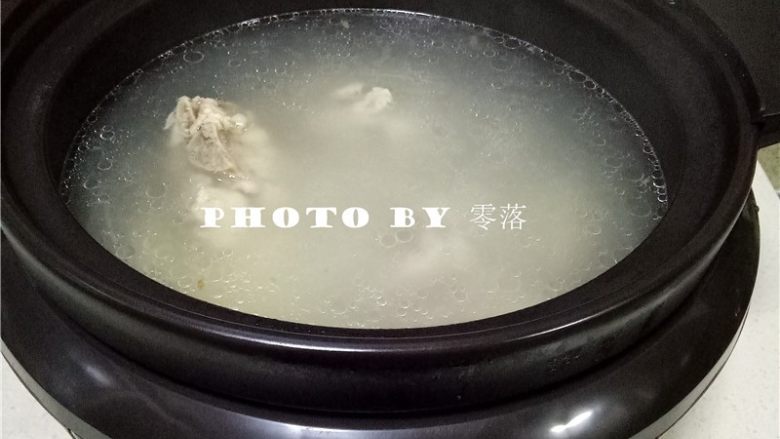山药排骨汤,调入适量盐,搅拌均匀;