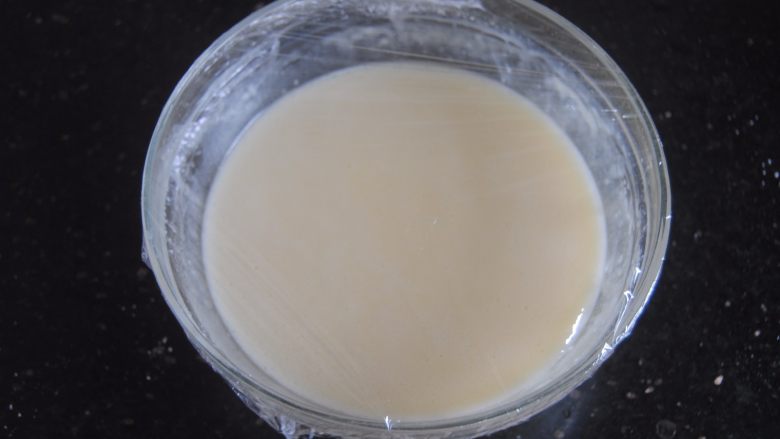 蜂巢蛋糕,拌匀,盖上保鲜膜静置1小时