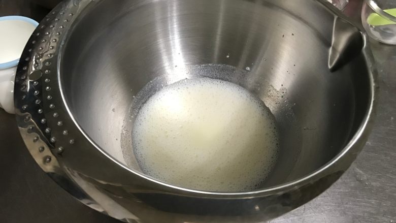 肉松海苔咸戚风蛋糕,用蛋抽均匀搅拌至乳化,就是水和油充分相融。我大约搅拌了2-3分钟