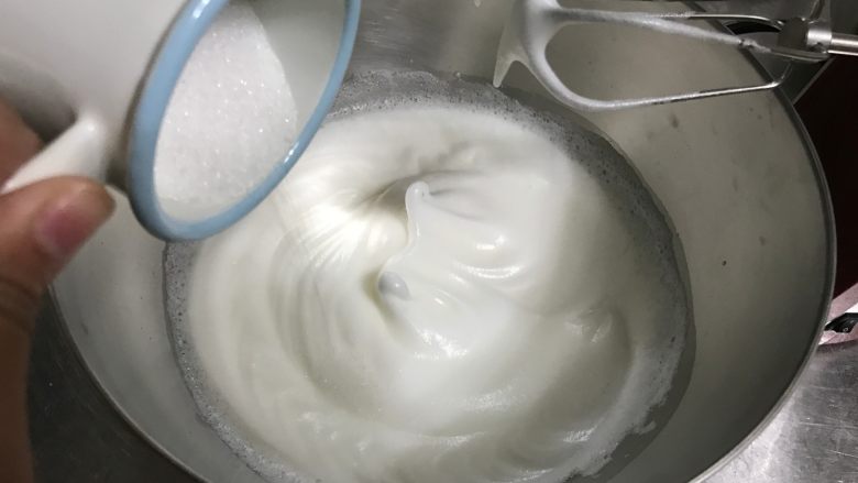 肉松海苔咸戚风蛋糕,继续高速打发至有弯勾状态,也就是湿性发泡,加入剩下所有的白砂糖