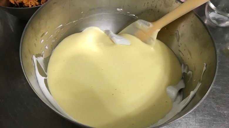 肉松海苔咸戚风蛋糕,翻拌均匀,再将所有的蛋黄糊都倒回蛋白霜中