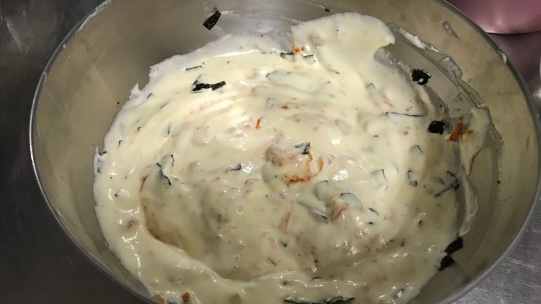 肉松海苔咸戚风蛋糕,用筷子花圈轻轻搅拌,把肉松海苔碎转进去