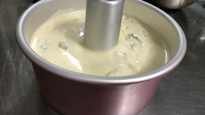 肉松海苔咸戚风蛋糕,倒入模具中后,在台面上震几下模具,去除大气泡