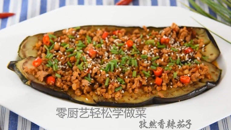 这样做比烧烤摊上的蒜泥茄子好吃100倍,将肉末浇在茄子上,撒上少许白芝麻、葱花即可
