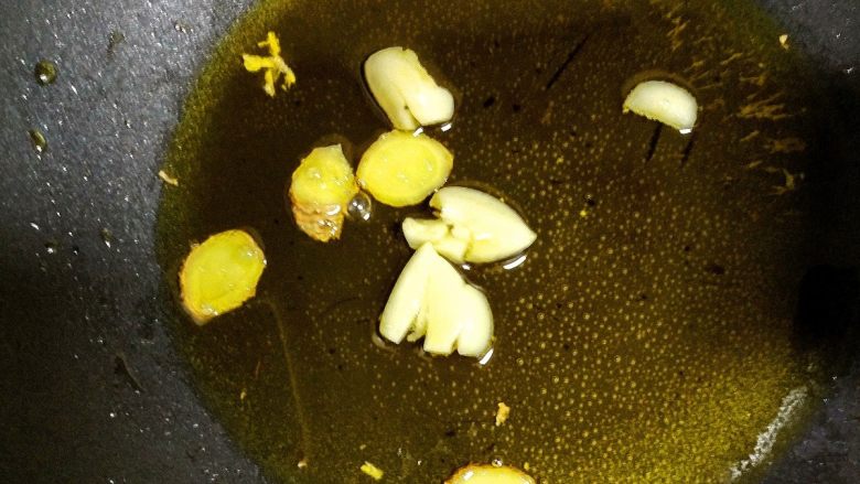 清炒奶浆菌,油温150度时,下入姜和大蒜。把大蒜炒出香味来。