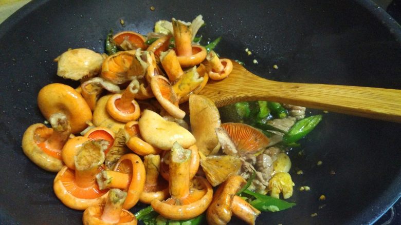 清炒奶浆菌,把菌子倒入锅中,翻炒。但不要老是翻炒。不然菌子会不好吃的。