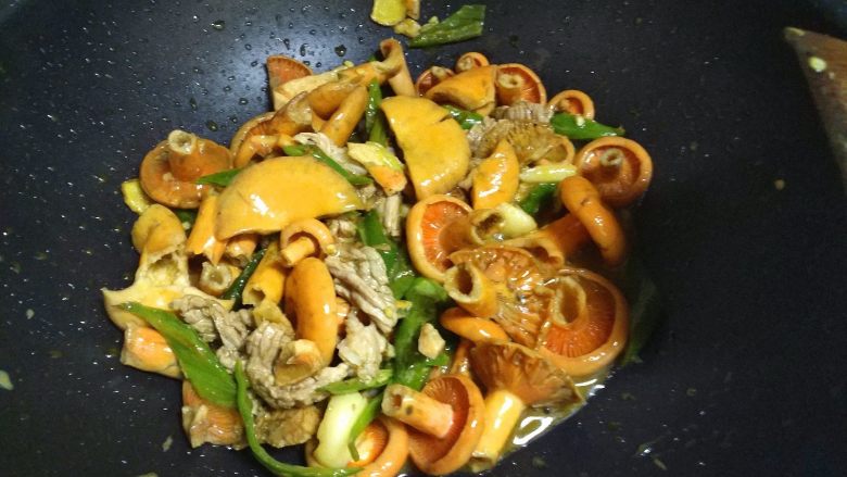 清炒奶浆菌,菌子快炒好时,可以放一点生抽和蚝油。在翻炒就可以出锅了。