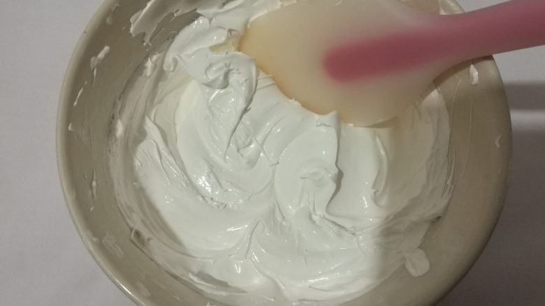 少女之心马卡龙,煮好的糖水呈流线状加入蛋白霜中,打蛋器高速打发,至出现纹路。