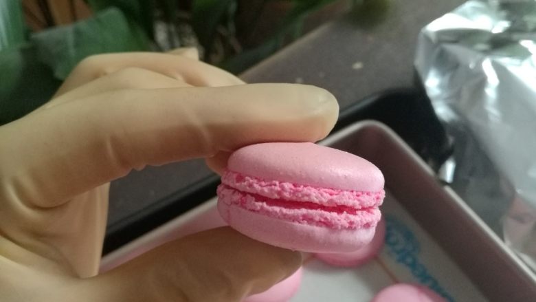 少女之心马卡龙,烤好的小马,出炉后晾凉,按大小配对。