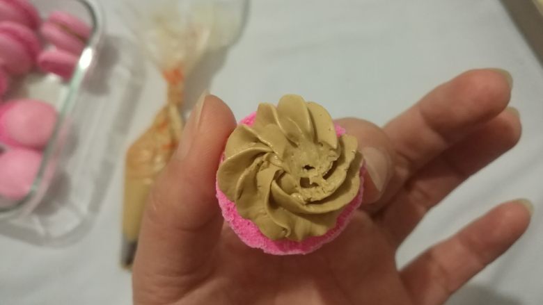 少女之心马卡龙,挤在一片马卡龙上,拿另一片盖上。