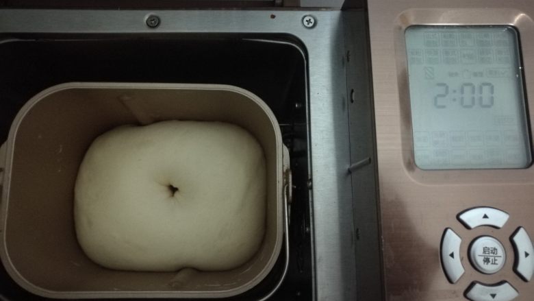 奥尔良鸡肉披萨,和面结束,检查面团,能够拉出柔韧的薄膜。