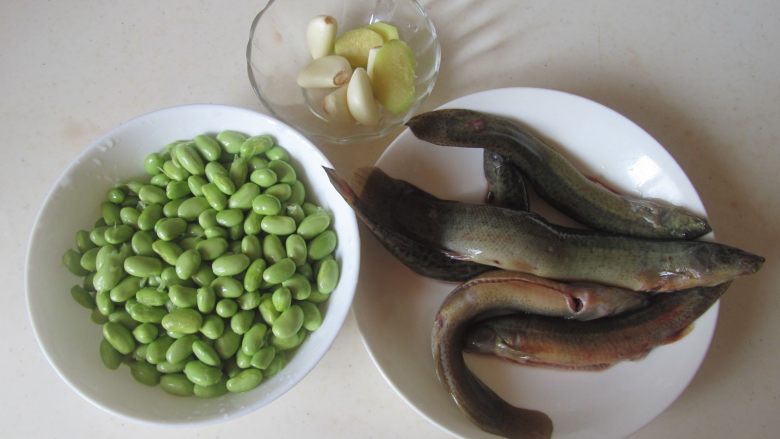 青豆泥鳅汤,准备好原材料;