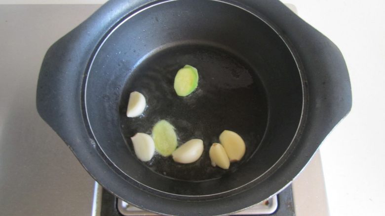 青豆泥鳅汤,热锅凉油, 放入姜片进去爆香;
