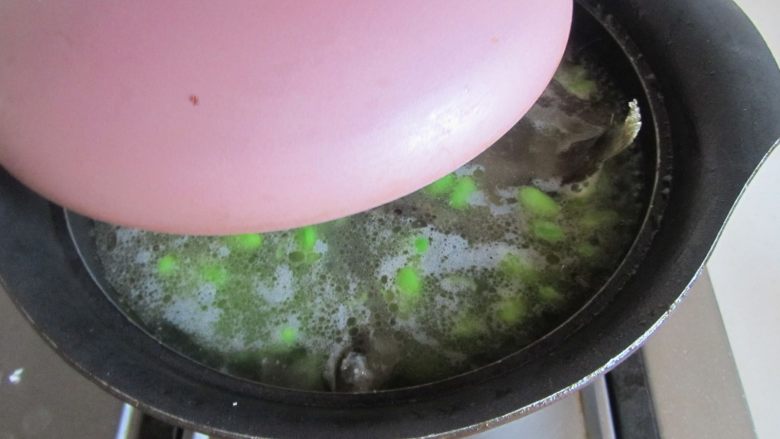 青豆泥鳅汤,煮开后大火转为小火, 加盖炖煮八分钟;