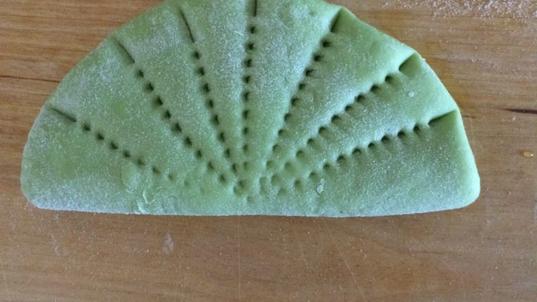 大麦若叶荷叶饼,用干净的梳子压出花纹