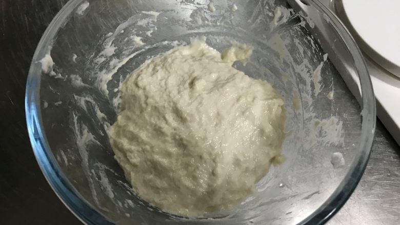 胚芽金枪鱼包,液种面团需要冷藏发酵,所以提前一天弄好,液种面团材料混合均匀即可,覆保鲜膜冰箱冷藏16小时以上使用。液种面团会涨3-4倍,料理盆要预留空间