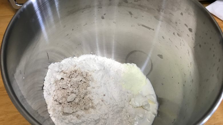 胚芽金枪鱼包,加入主面团其他的材料（注意液种面团取250g，不是全部都放进去）
