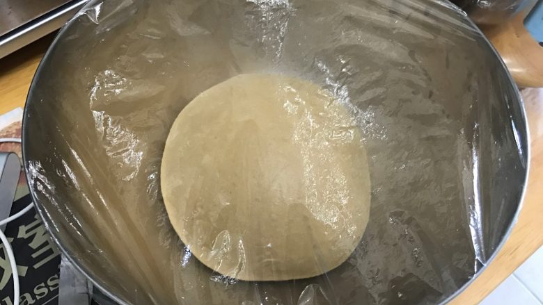 胚芽金枪鱼包,主面团揉至扩展阶段即可,就是打开面团,有较厚的筋膜即可