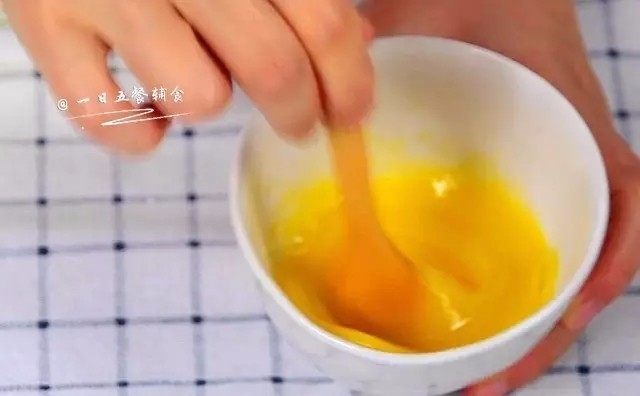 卡通饼干,小贴士:油水分离就是鸡蛋加入黄油中后,出现水状。那么这样的形态,做出来的饼干也是没有口感的。怎么样来避免油水分离呢?要求鸡蛋要回到室温