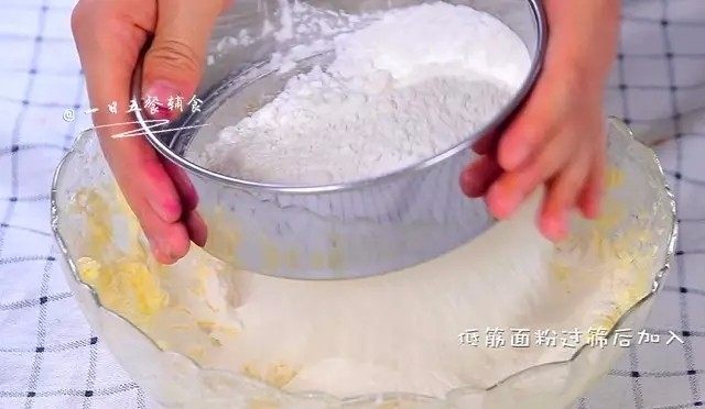 卡通饼干,低筋面粉过筛后加入。
🌻小贴士:没有低筋面粉,就用 普通面粉:玉米淀粉=4:1 自己调。