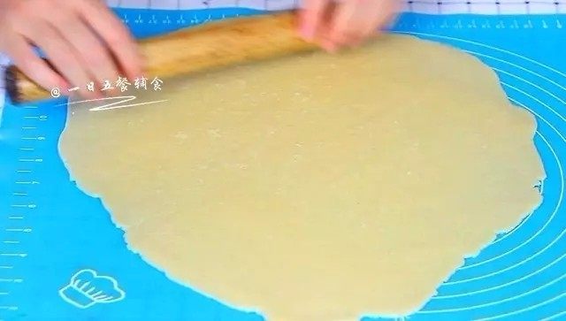 卡通饼干,取出面团,擀成2mm厚。
🌻小贴士:饼干立求大小一致,烤出来才会色泽一致。面片厚度要均匀,所以要用擀面棍。
