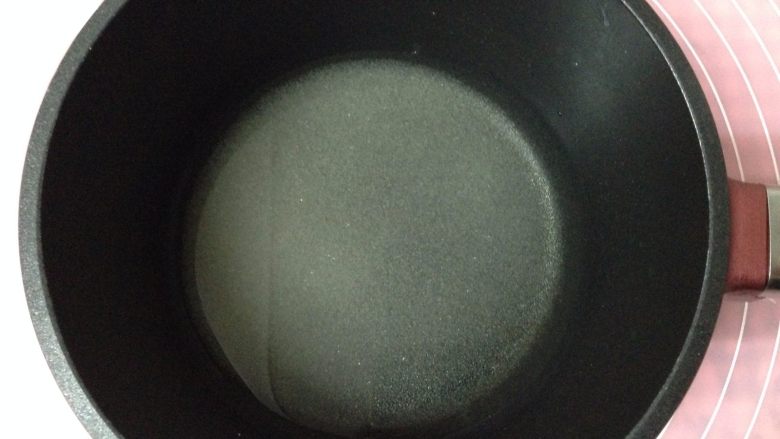 焦糖布丁,下面来制作焦糖,清水中加入细砂糖