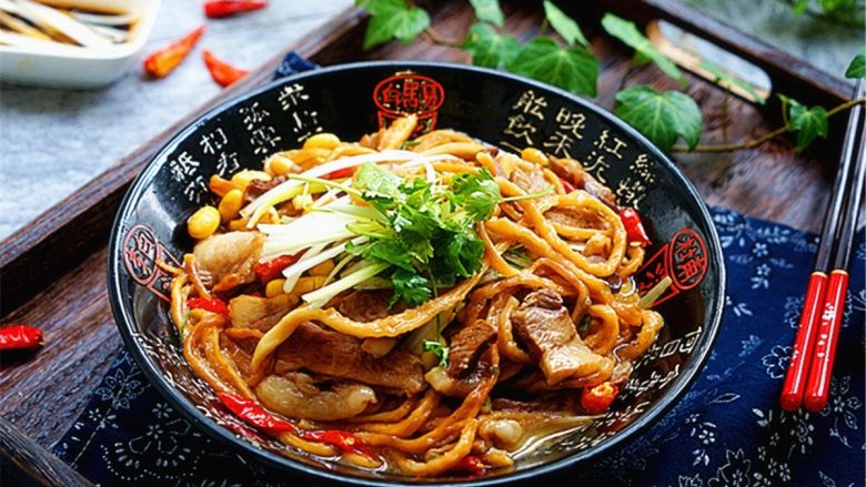 羊肉泡馓子,装盘,上面铺上大葱葱丝和香菜装饰,吃的时候,可将葱丝香菜沉下去调味